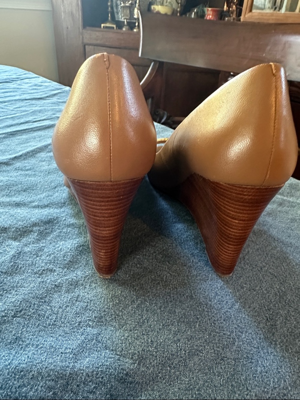 Tory Burch Tan Brown Leather Peep-Toe Pumps with Gold Logo Medallion size 10 - Picture 7 of 7